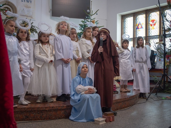 W Świdnicy u Boboli zagrał w jasełkach ksiądz, organistka i rodzice