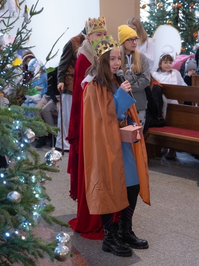 W Świdnicy u Boboli zagrał w jasełkach ksiądz, organistka i rodzice