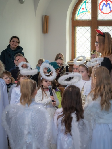 W Świdnicy u Boboli zagrał w jasełkach ksiądz, organistka i rodzice