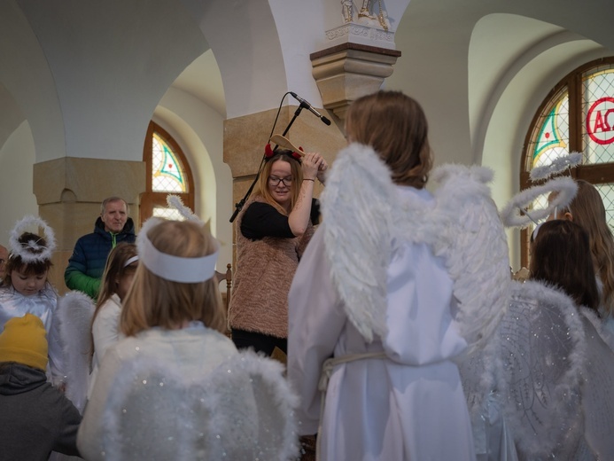 W Świdnicy u Boboli zagrał w jasełkach ksiądz, organistka i rodzice