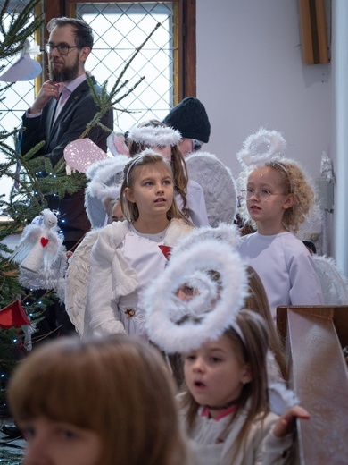 W Świdnicy u Boboli zagrał w jasełkach ksiądz, organistka i rodzice