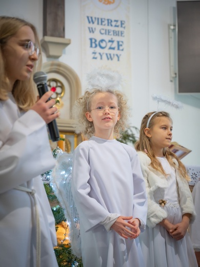 W Świdnicy u Boboli zagrał w jasełkach ksiądz, organistka i rodzice