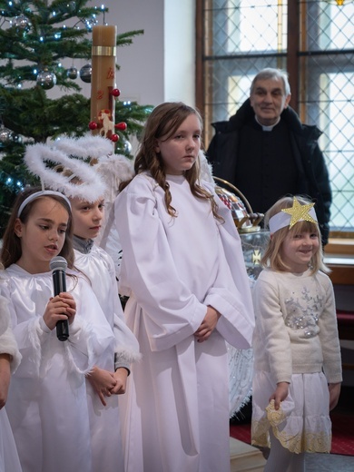 W Świdnicy u Boboli zagrał w jasełkach ksiądz, organistka i rodzice