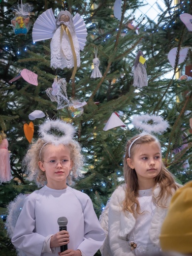 W Świdnicy u Boboli zagrał w jasełkach ksiądz, organistka i rodzice