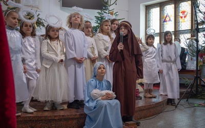 W Świdnicy u Boboli zagrał w jasełkach ksiądz, organistka i rodzice