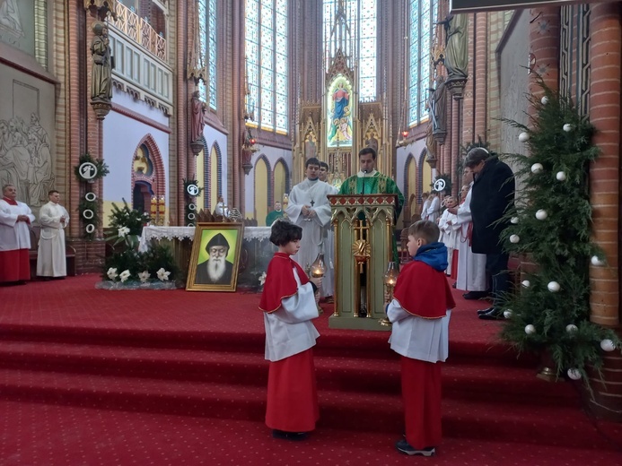 Wprowadzenie relikwii św. Szarbela w parafii Wniebowzięcia NMP w Bielawie