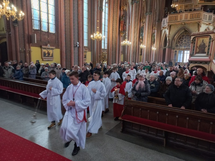 Wprowadzenie relikwii św. Szarbela w parafii Wniebowzięcia NMP w Bielawie