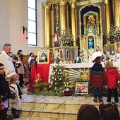 Podczas Modlitwy Pańskiej dzieci otoczyły ołtarz.