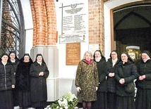 Po Eucharystii modlono się przed obrazem błogosławionej, a następnie złożono kwiaty przy tablicy upamiętniającej jej posługę.