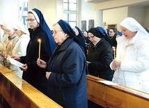 Trzymając w dłoniach zapalone świece, osoby konsekrowane odnowiły swoje śluby.