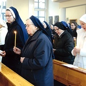 Trzymając w dłoniach zapalone świece, osoby konsekrowane odnowiły swoje śluby.