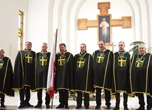 ▲	Na obrzęd przyjęcia nowych członków składają się: nałożenie czarnej mantuli z papieskim herbem, złożenie przyrzeczenia, nałożenie pektorału i wręczenie różańca.