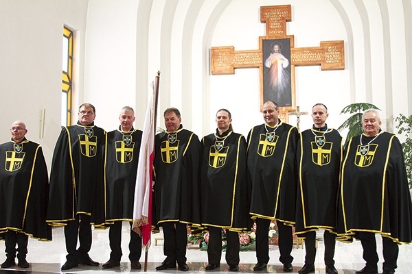 ▲	Na obrzęd przyjęcia nowych członków składają się: nałożenie czarnej mantuli z papieskim herbem, złożenie przyrzeczenia, nałożenie pektorału i wręczenie różańca.