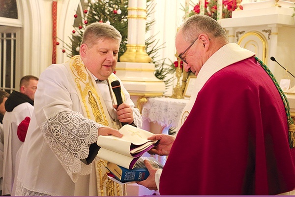 ▲	Biskup naczelny Kościoła starokatolickiego mariawitów na pamiątkę spotkania ofiarował biskupowi płockiemu kapłańską stułę.