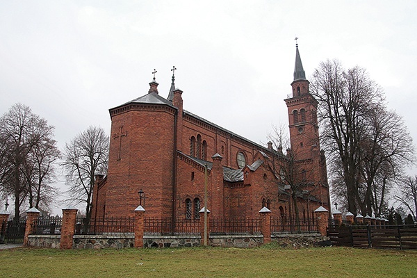 ▲	Kościół, zbudowany pod koniec XIX w. głównie ze składek parafian, mocno wrósł w tutejszy krajobraz i świadomość radziwiaków.