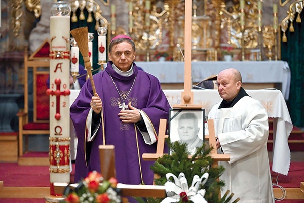 ▲	Biskup Adam w czasie obrzędu ostatniego pożegnania.