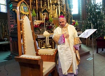 Biskup ordynariusz podczas jubileuszowej Mszy pożegnalnej 31 grudnia 2022 r. w katedrze w Gliwicach. 