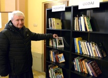 Ks. Janusz Smerda zachęca swych parafian do korzystania i dzielenia się dobrymi i pożytecznymi książkami.