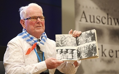 Grzegorz Tomaszewski pokazuje swoje zdjęcie sprzed 78 lat.