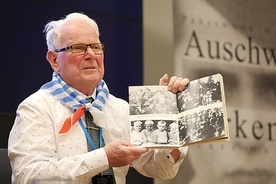 Grzegorz Tomaszewski pokazuje swoje zdjęcie sprzed 78 lat.