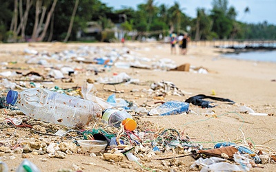 Duża część plastikowych odpadów ląduje na plażach  i w oceanach.