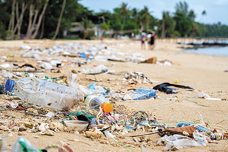 Duża część plastikowych odpadów ląduje na plażach  i w oceanach.