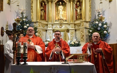 Relikwie przekazał parafii ks. Piotr Grzegorzek (w środku). 