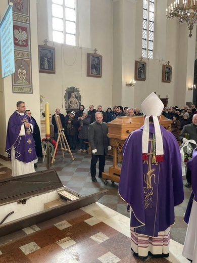 Przasnysz. Pogrzeb o. Krzysztofa Kota