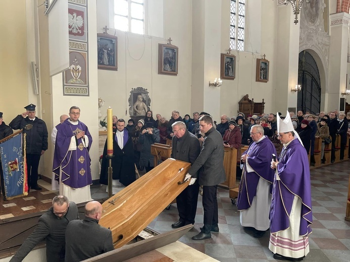 Po Mszy św. trumna z ciałem o. Krzysztofa została złożona w krypcie kościoła klasztornego św. Jakuba i Anny w Przasnyszu.