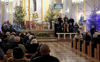 Przed parafianami, którzy także włączali się w śpiew, zaprezentował się chór parafialny oraz schola młodzieżowa.