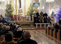 Przed parafianami, którzy także włączali się w śpiew, zaprezentował się chór parafialny oraz schola młodzieżowa.