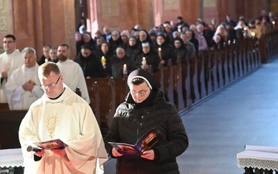 Przedstawiciele życia konsekrowanego w diecezji podziękowali za dar powołania i odnowili swoje przyrzeczenia. 