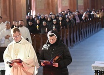 Przedstawiciele życia konsekrowanego w diecezji podziękowali za dar powołania i odnowili swoje przyrzeczenia. 
