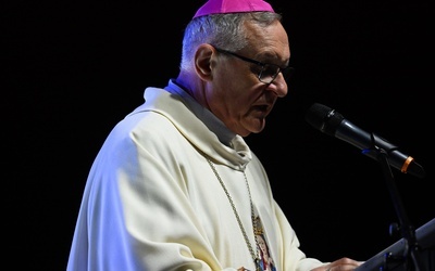 Początek i koniec. Co stało się w sercu biskupa przez 15 lat?