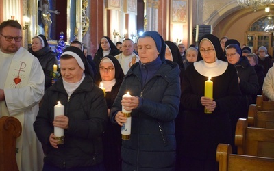 Wspólna modlitwa w opatowskiej świątyni Ojców Bernardynów.