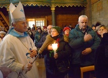 Na rozpoczęcie obchodów bp Marek Solarczyk poświęcił przyniesione gromnice.