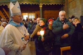 Na rozpoczęcie obchodów bp Marek Solarczyk poświęcił przyniesione gromnice.