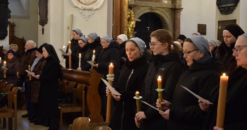 Do katedry przybyły osoby, które żyją według rad ewangelicznych.