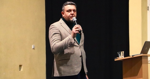 Prof. Jakub Andrzejczak udzielił konkretnych wskazówek, na co zwrócić uwagę w rozmowach z dzieckiem, na temat jego obecności w wirtualnym świecie.
