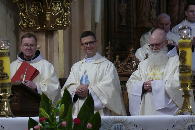 Od lewej: o. Ezdrasz Biesok OFM, ks. dr Marek Studenski i o. Innocenty Kiełbasiewicz OFM w wilamowickim sanktuarium.