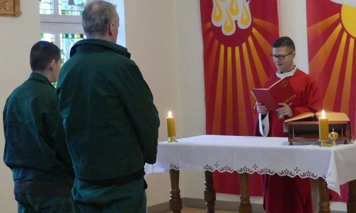 Jakub i Jan - osadzeni w zakładzie karnym przyjęli sakrament bierzmowania 3 lutego br.