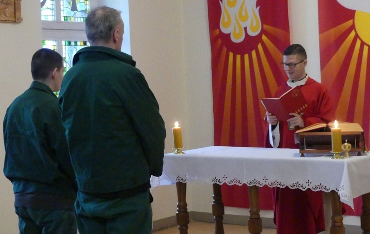 Jakub i Jan - osadzeni w zakładzie karnym przyjęli sakrament bierzmowania 3 lutego br.