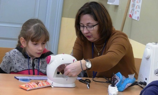 Ciocia Teresa pomagała dziewczynkom zgłębiać tajniki warsztatu krawieckiego.