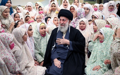 Iran: Ajatollah Chamenei ułaskawił dziesiątki tysięcy więźniów, w tym aresztowanych w niedawnych protestach