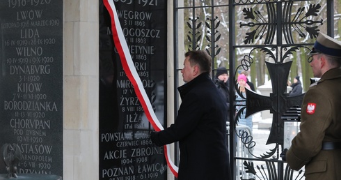 Szef MON odsłonił tablicę pamiątkową poświęconą bitwie pod Węgrowem