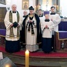 Duchowni z asystą po zakończonej liturgii żałobnej.