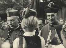 Prymas Stefan Wyszyński (z lewej), choć uważał wymuszony przez władze komunistyczne wybór ks. Jana Cymanowskiego (z prawej) na wikariusza kapitulnego za nieważny, szanował duchownego, uznając, że "nie poprowadzi kapłanów na niewłaściwe drogi".