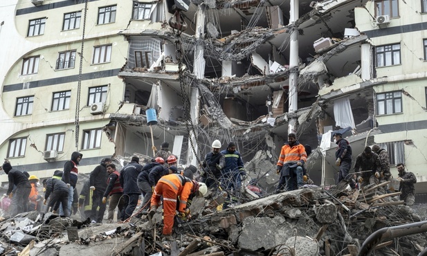 Liczba ofiar śmiertelnych trzęsienia ziemi w Turcji wzrosła do 1651