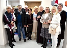 	Oświęcimska delegacja z ks. Andrzejem Targoszem podczas promocji.