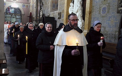 ▲	Podczas liturgii przez bazylikę przeszła procesja ze świecami gromnicznymi. 